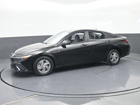 Used 2024 Hyundai Elantra SE FWD image 2