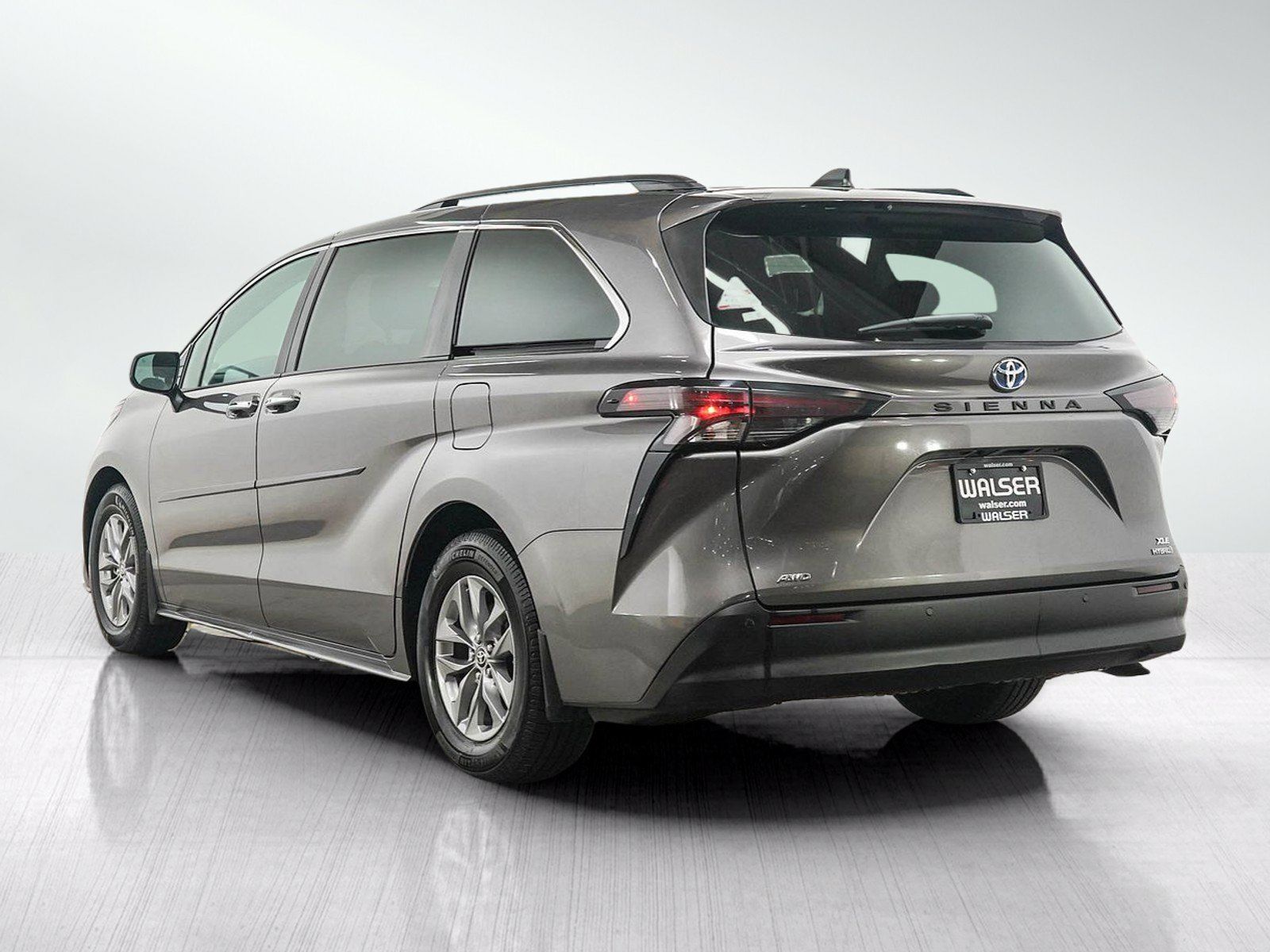 Used 2024 Toyota Sienna XLE AWD/4WD image 3