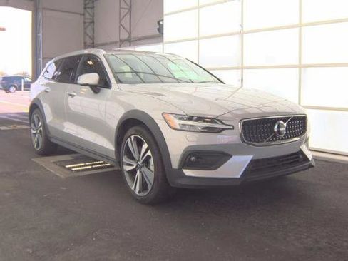 Used 2025 Volvo V60 B5 Cross Country Plus AWD/4WD image 1