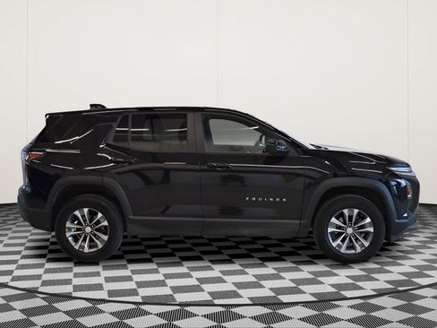 Used 2025 Chevrolet Equinox LT AWD/4WD image 2