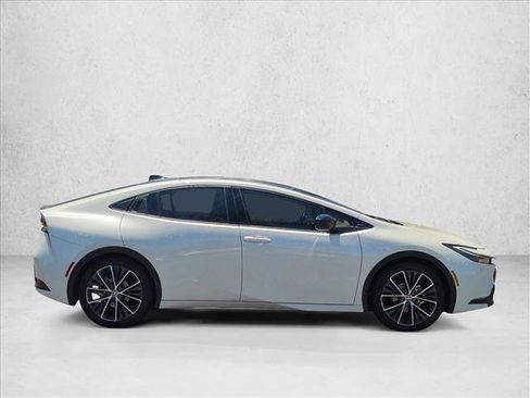 Used 2025 Toyota Prius XLE FWD image 4