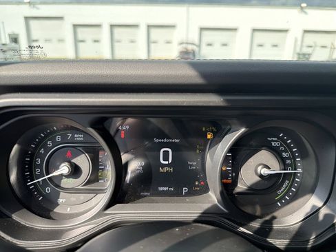 Used 2024 Jeep Wrangler Unlimited Sahara w/ Safety Group AWD/4WD image 23