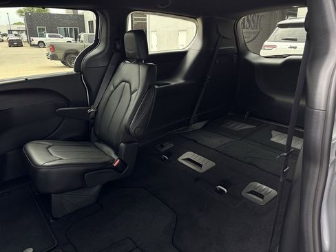 New 2026 Chrysler Pacifica Select FWD image 25