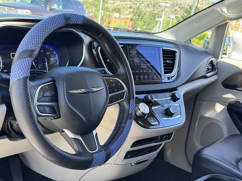 Used 2018 Chrysler Pacifica Touring-L Plus FWD image 21
