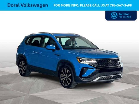 Used 2023 Volkswagen Taos SE w/ Panoramic Sunroof Package FWD image 2
