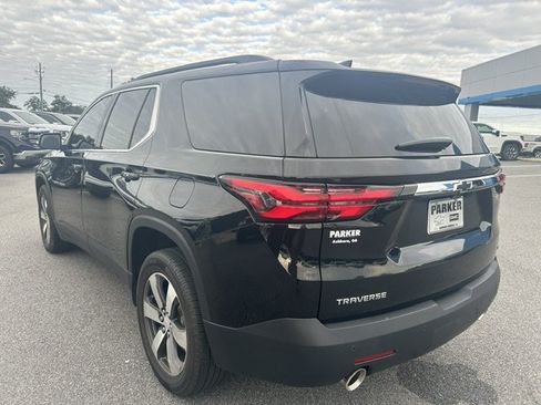 Used 2022 Chevrolet Traverse LT w/ LT Premium Package FWD image 2