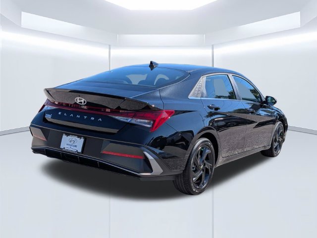 Certified 2026 Hyundai Elantra SEL Sport Premium FWD image 4