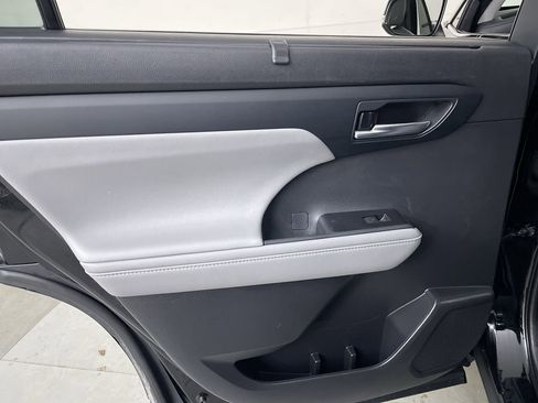 Used 2021 Toyota Highlander XLE image 20