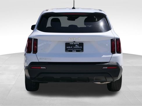 Used 2023 Kia Sorento LX FWD image 5