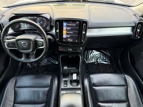 Used 2022 Volvo XC40 T4 Momentum image 24