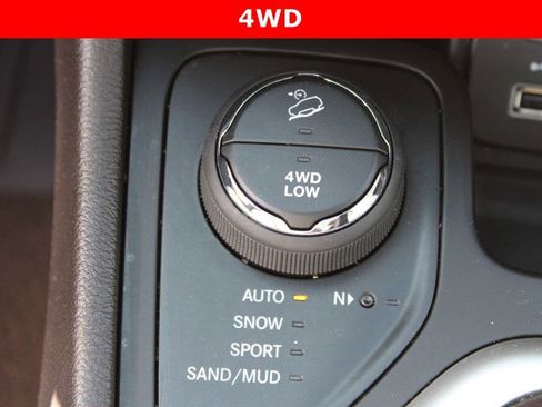 Used 2016 Jeep Cherokee Overland w/ Technology Group AWD/4WD image 17