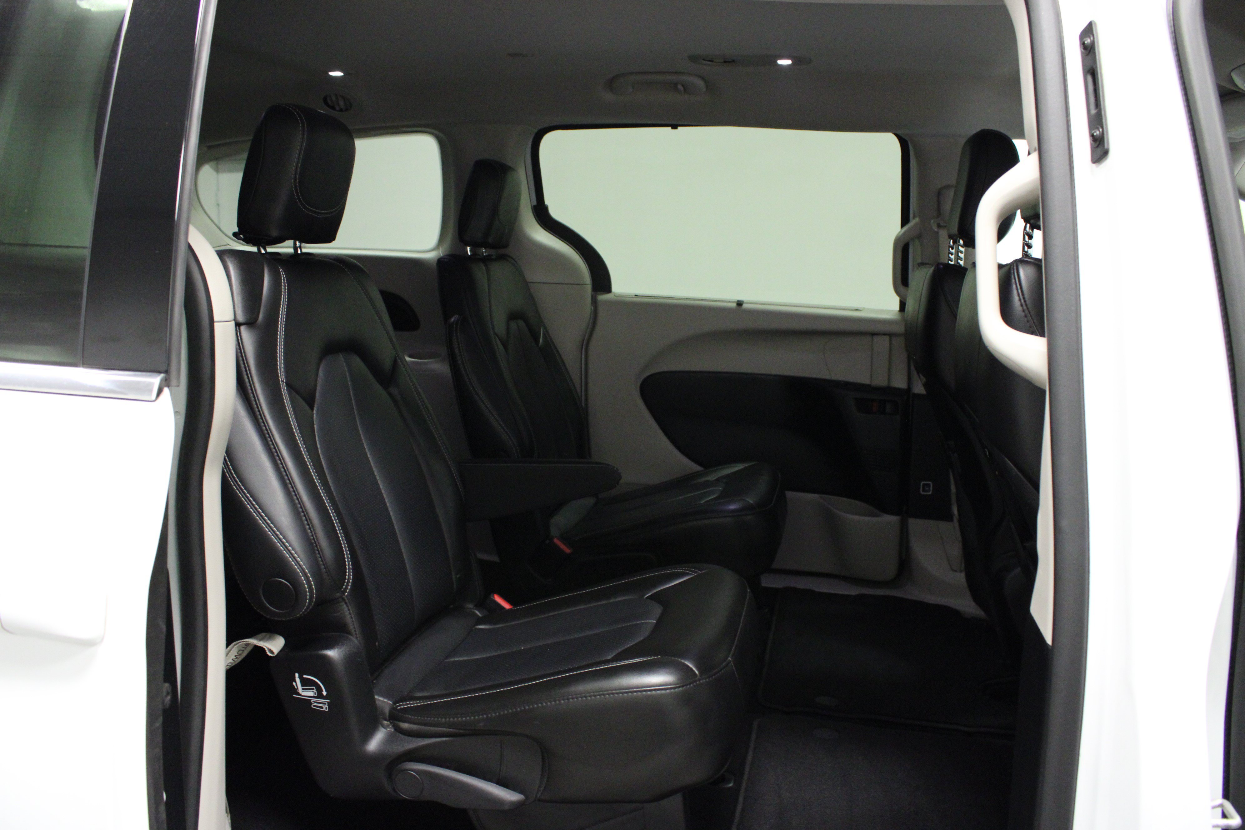 Used 2023 Chrysler Pacifica Touring-L FWD image 16