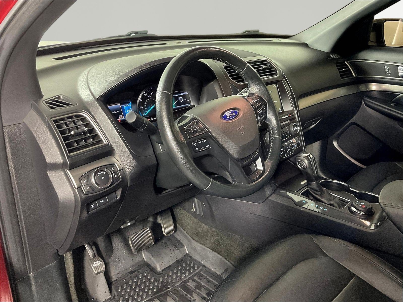 Used 2018 Ford Explorer XLT w/ Equipment Group 202A AWD/4WD image 17