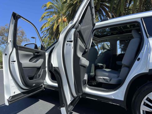 Used 2023 Toyota Highlander Platinum image 31
