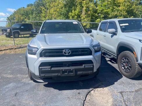 Used 2025 Toyota 4Runner SR5 AWD/4WD image 2