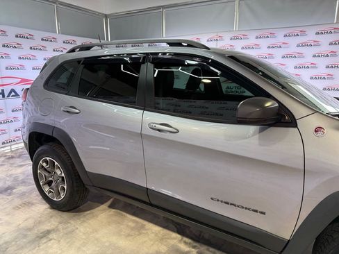 Used 2020 Jeep Cherokee Trailhawk AWD/4WD image 9