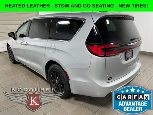 Used 2024 Chrysler Pacifica Touring-L FWD image 4