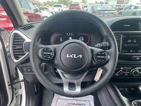 Used 2025 Kia Soul LX w/ LX Technology Package FWD image 19