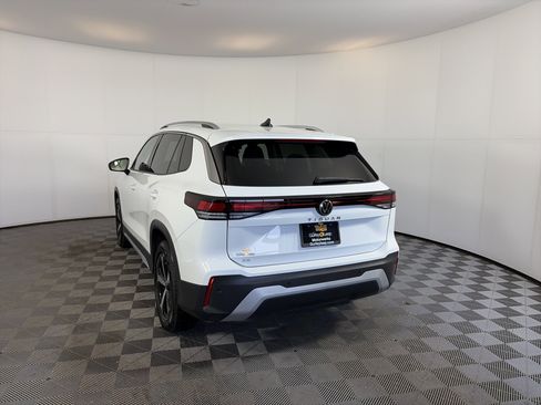 Used 2025 Volkswagen Tiguan SE image 8