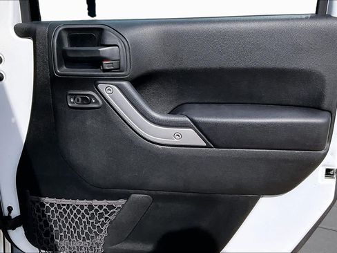 Used 2017 Jeep Wrangler Unlimited Sahara w/ Connectivity Group AWD/4WD image 24