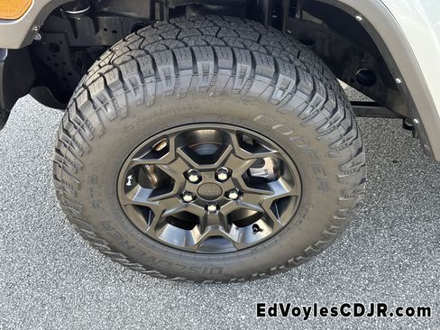 Used 2023 Jeep Gladiator Willys image 13