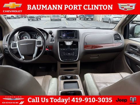 Used 2013 Chrysler Town & Country Touring FWD image 13