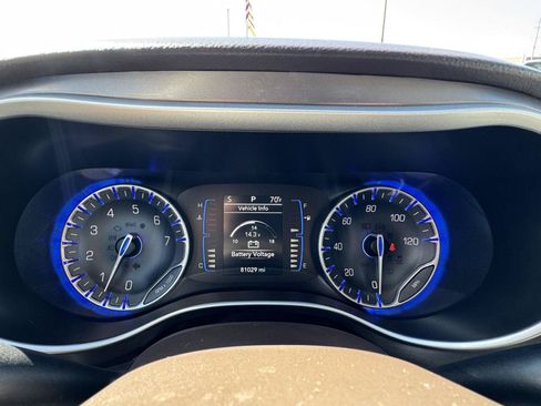 Used 2017 Chrysler Pacifica Touring-L FWD image 19