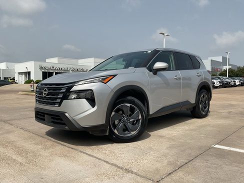 Used 2025 Nissan Rogue SV FWD image 2