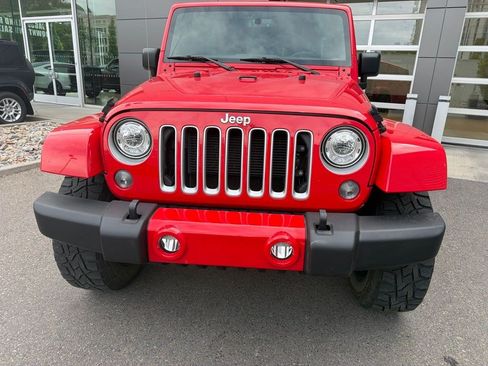 Used 2018 Jeep Wrangler Unlimited Sahara AWD/4WD image 2