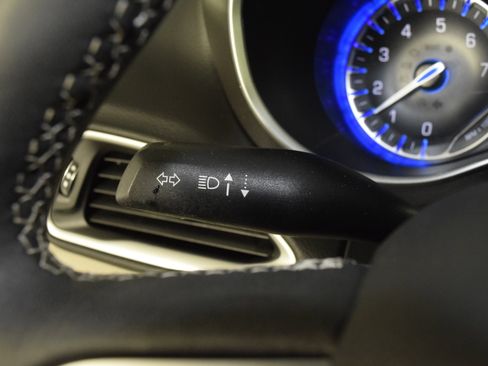 Used 2024 Chrysler Pacifica Touring-L image 17