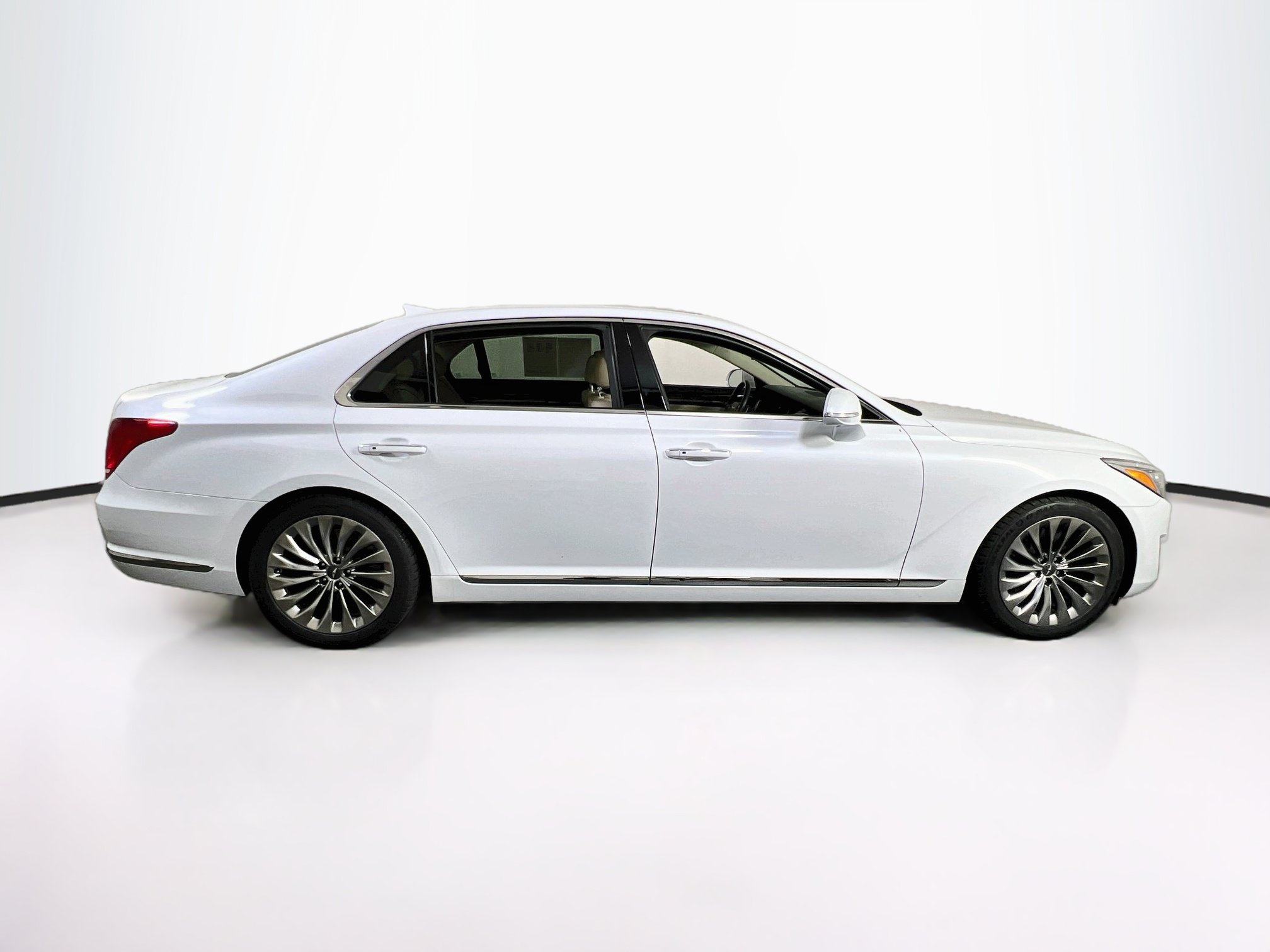Used 2019 Genesis G90 3.3T Premium RWD image 4