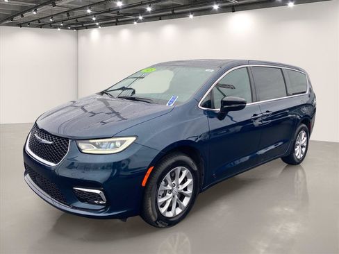 Used 2025 Chrysler Pacifica Select w/ Uconnect Theater Family Group AWD/4WD image 3