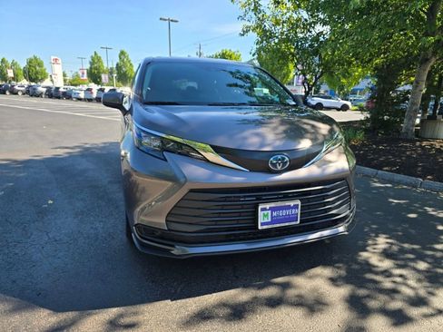 Used 2024 Toyota Sienna LE AWD/4WD image 10