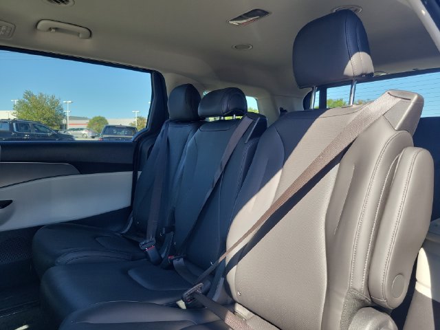 Used 2024 Kia Carnival LX FWD image 25