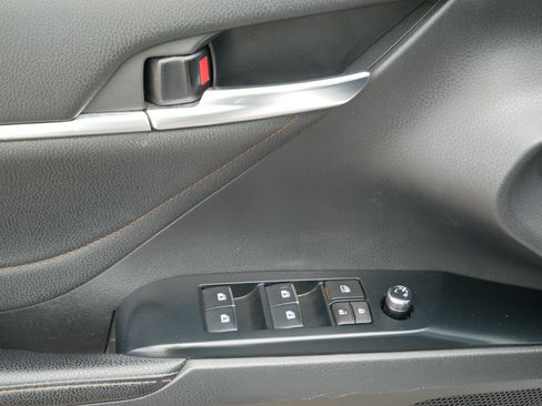 Used 2018 Toyota Camry XLE FWD image 19