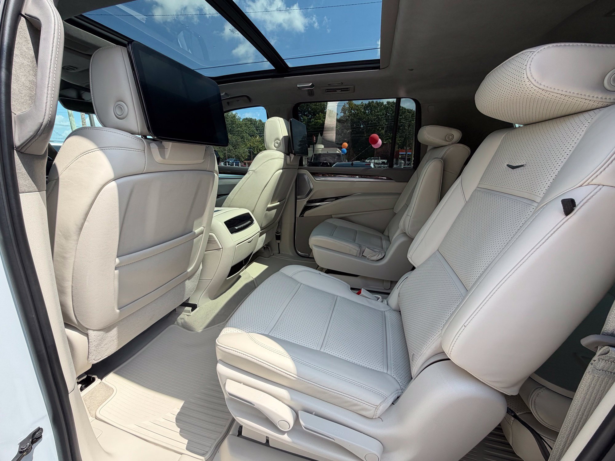 Used 2026 Cadillac Escalade ESV Platinum Sport w/ LPO, ONYX Package AWD/4WD image 15
