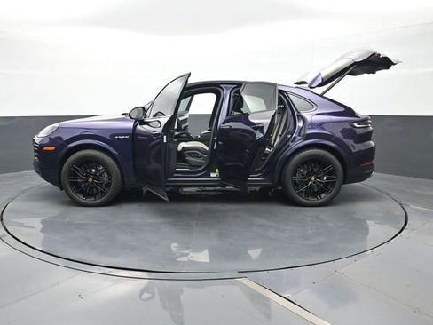 Certified 2024 Porsche Cayenne Coupe AWD/4WD image 30