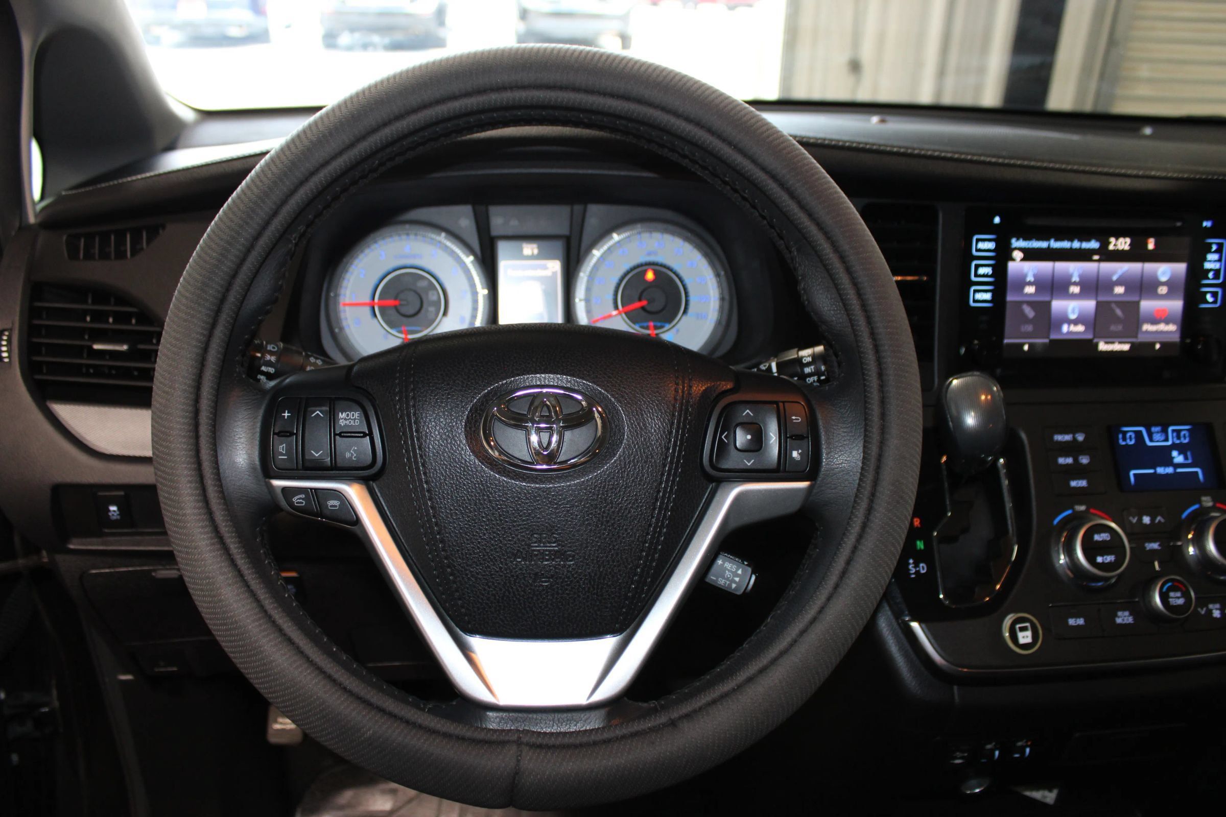 Used 2015 Toyota Sienna SE w/ SE Preferred Package FWD image 13