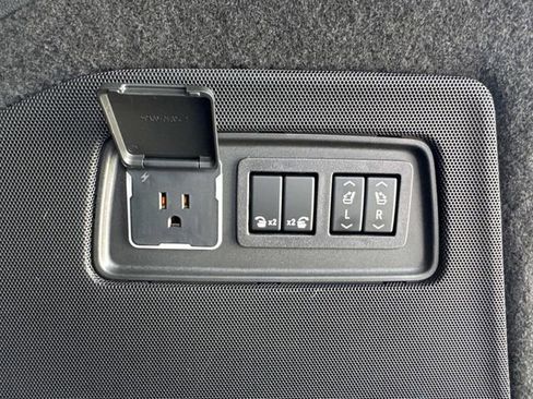 Used 2023 Cadillac Escalade Premium Luxury image 14