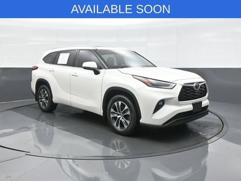 Used 2021 Toyota Highlander XLE AWD/4WD image 1