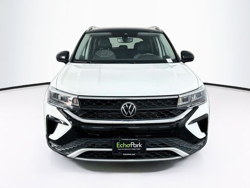 Used 2023 Volkswagen Taos SE w/ Panoramic Sunroof Package FWD image 2
