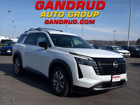 New 2026 Nissan Pathfinder SL image 1