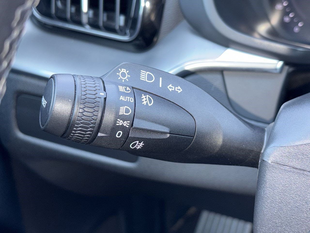Used 2025 Volvo XC60 B5 Core AWD/4WD image 9