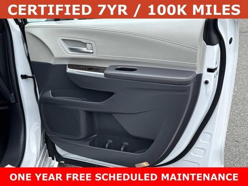 Used 2024 Toyota Sienna XLE FWD image 8