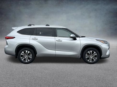 Used 2023 Toyota Highlander XLE AWD/4WD image 7