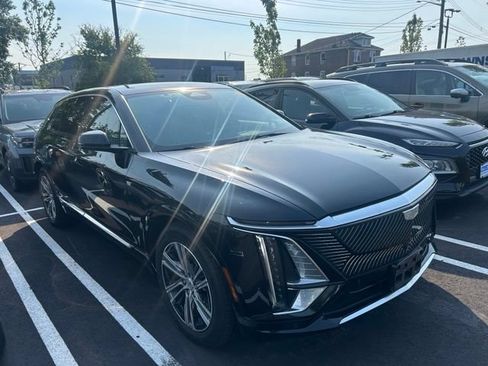 Used 2024 Cadillac Lyriq Luxury AWD/4WD image 2