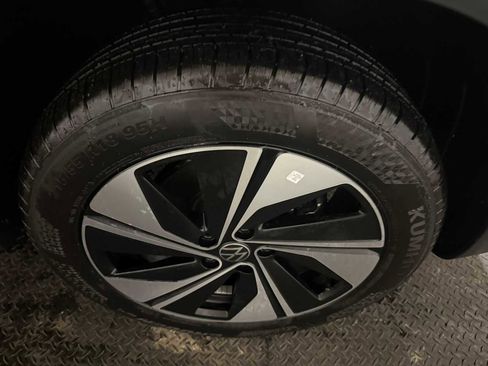 Certified 2025 Volkswagen Taos SE w/ Panoramic Sunroof Package image 12