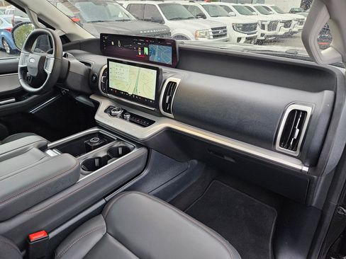 Used 2025 Ford Expedition Active AWD/4WD image 36