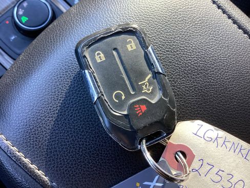 Used 2023 GMC Acadia SLE w/ Driver Convenience Package image 36