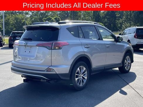 Used 2018 Toyota RAV4 LE AWD/4WD image 5